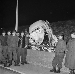 126607 Afbeelding van de verongelukte auto van een Amerikaanse militair op het talud van de Rijksweg 22 te Utrecht, ter ...